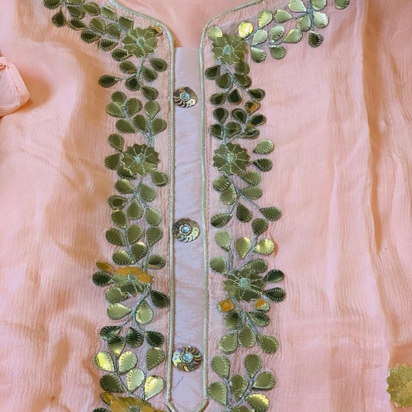 Embroidered shirt,dupatta and lehanga - Picture 4 of 15